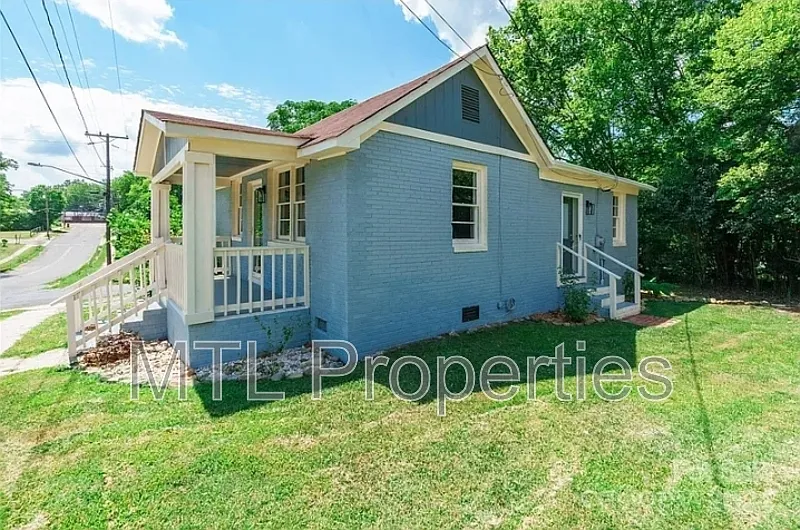 3 bed, 1.0 bath, 1063 sqft, $1,300 — Photo 3