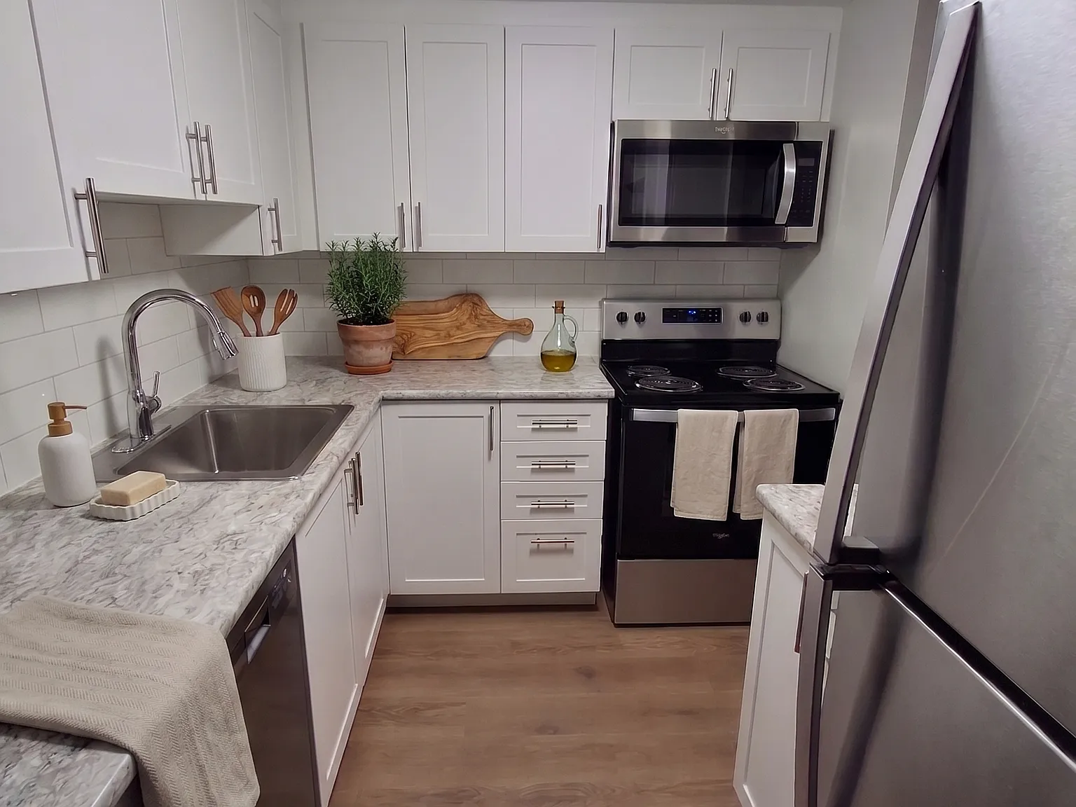 Wellington Court Apartments - Choose your rent level - Call for Details - All utilities — Photo 4