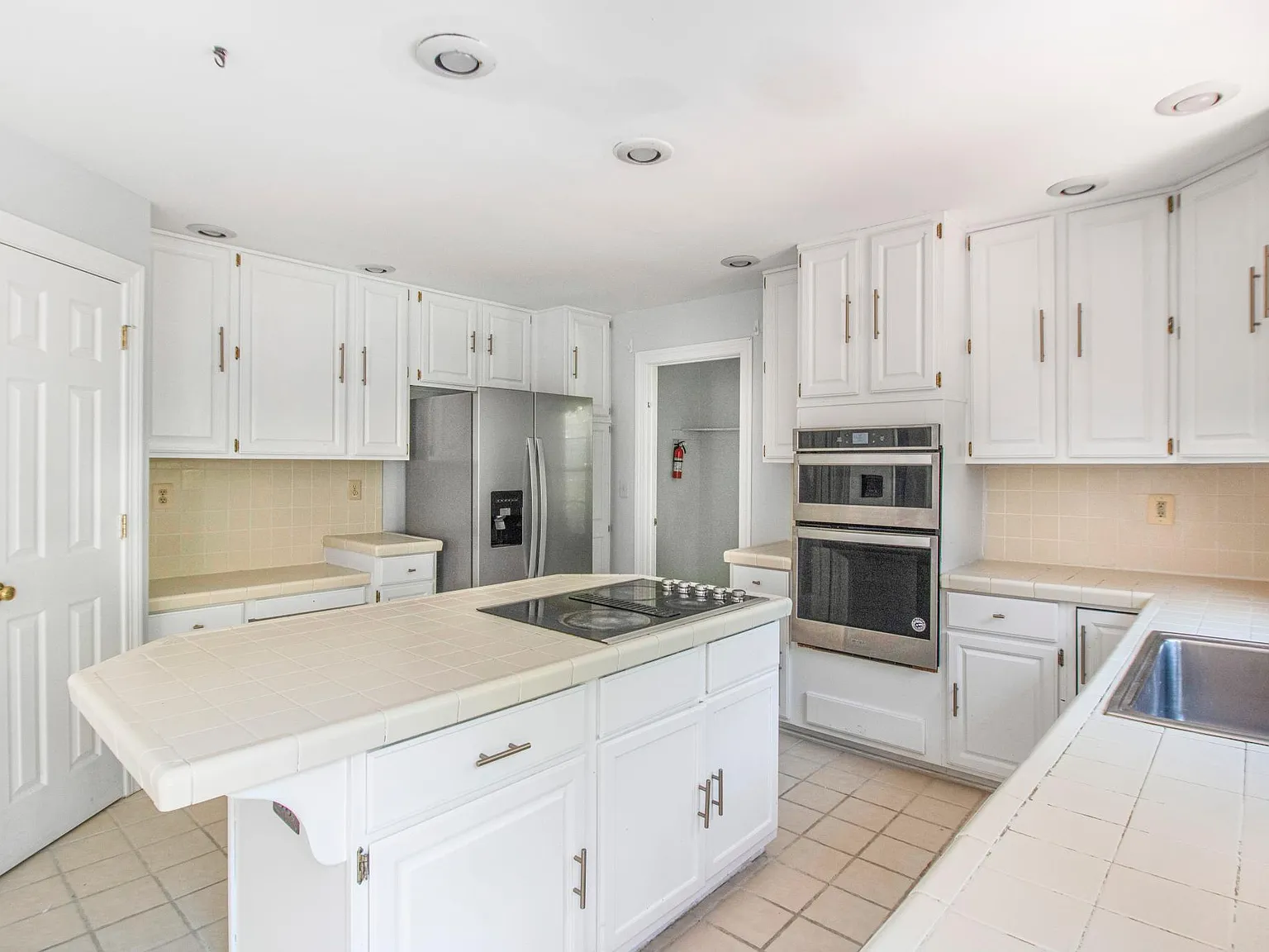 6 bed, 5137 sqft, $3,900 — Photo 1