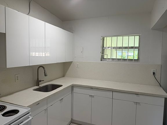 5th image of 511 NW 8th St