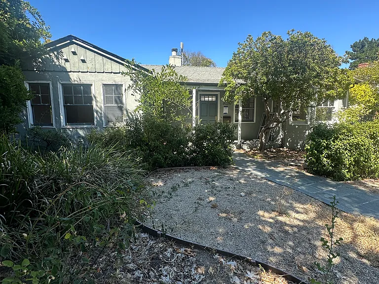 1613 Mariposa Ave — Photo 1