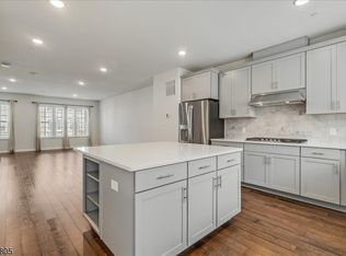 27 Gala Ct #1, Livingston, NJ 07039