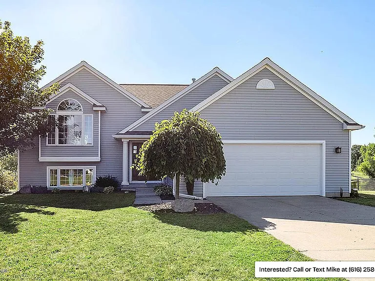 968 Sunrise Ln NW — Photo 1