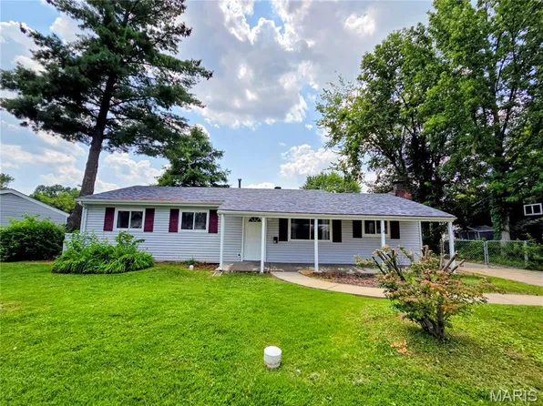911 Saint Paul Ln, O'Fallon, MO 63366