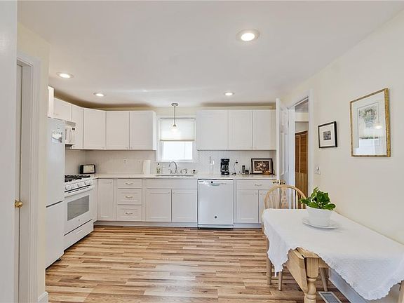 5th image of 31 Balsam Ct