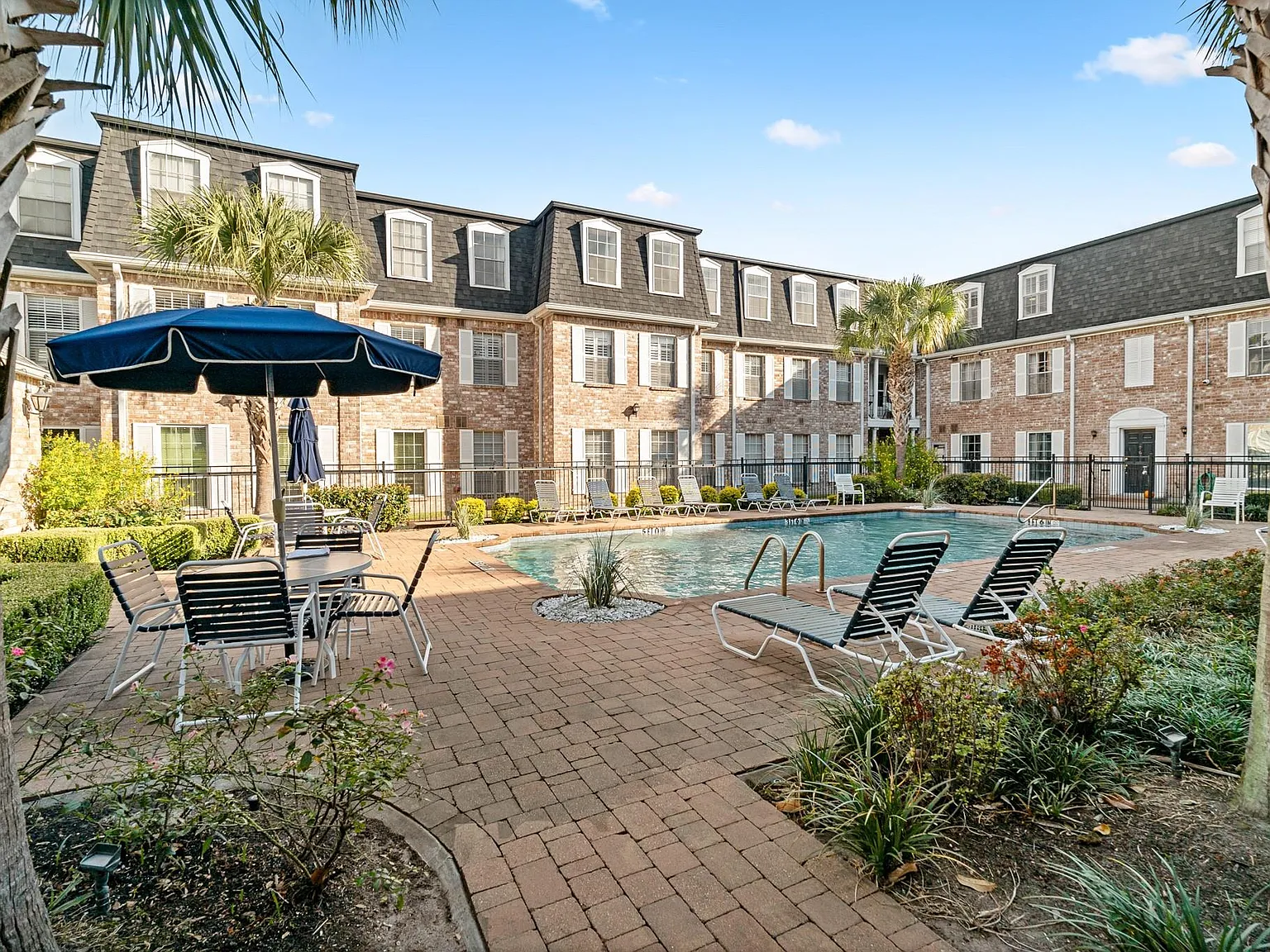 1 bed, 1.0 bath, 894 sqft, $1,650 — Photo 1