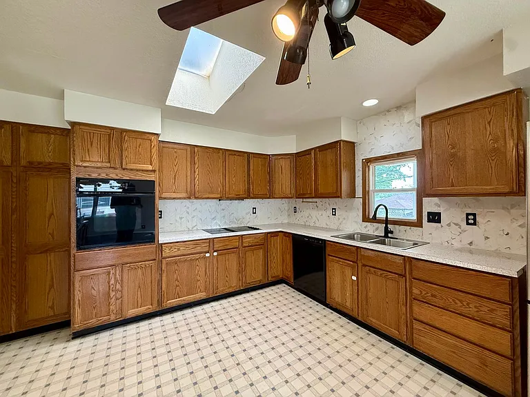 348 S Derby Ave — Photo 22