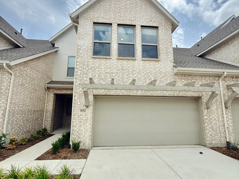 3552 Pierce Ln — Photo 2