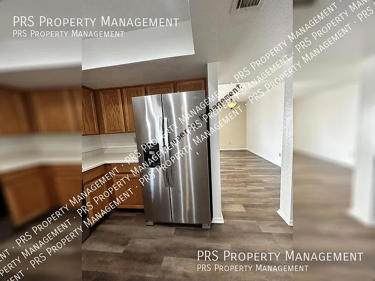 329 E Ambassador Dr — Photo 18