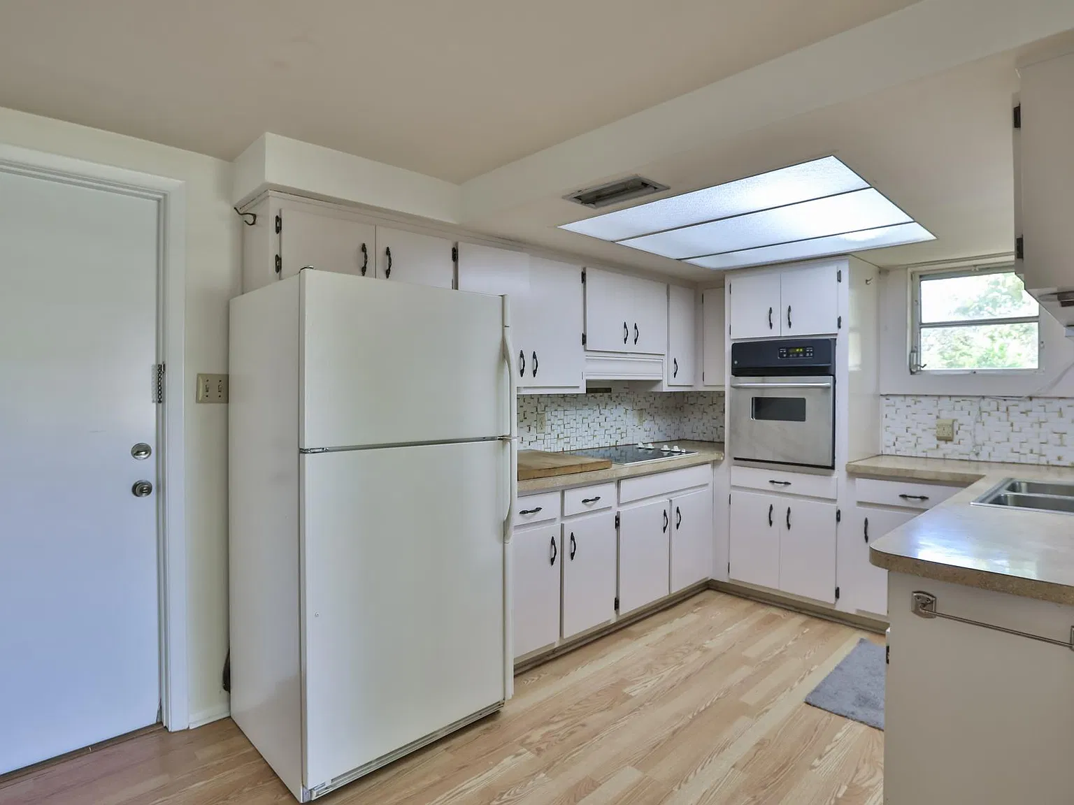 2 bed, 1.5 bath, 1685 sqft, $1,800 — Photo 2