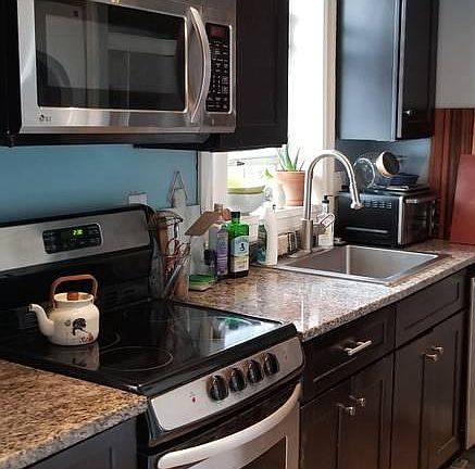 Updated kitchen w/modern appliances (microwave/dishwasher/French door refrigerator)