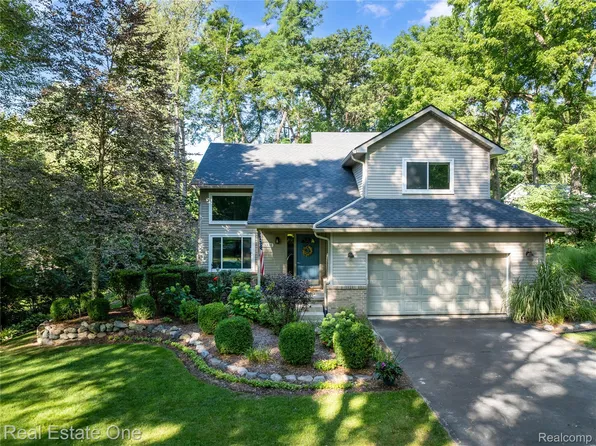 11338 Tall Shadows Ct, Pinckney, MI 48169