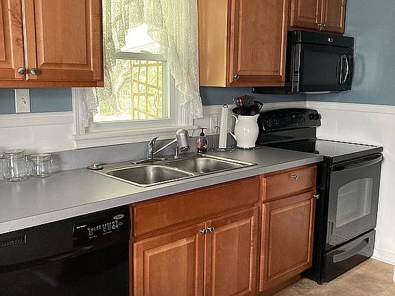 Stove/Microwave Included
