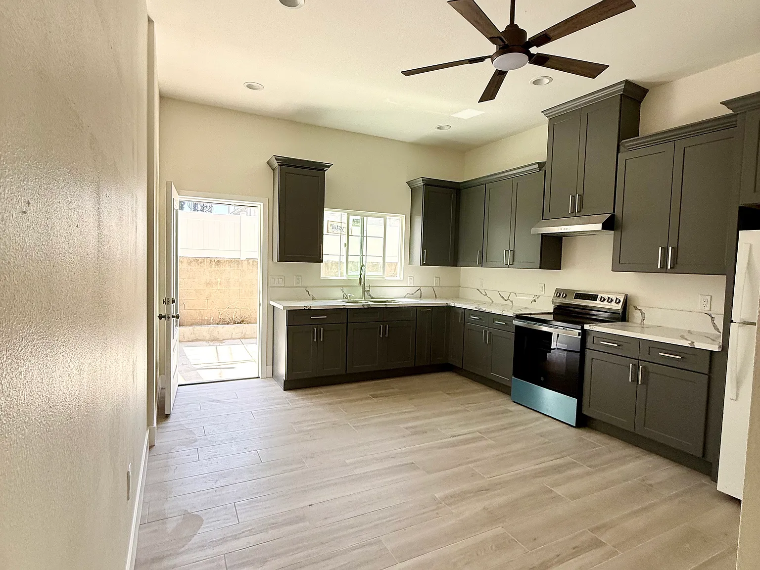 2 bed, 640 sqft, $2,950 — Photo 2