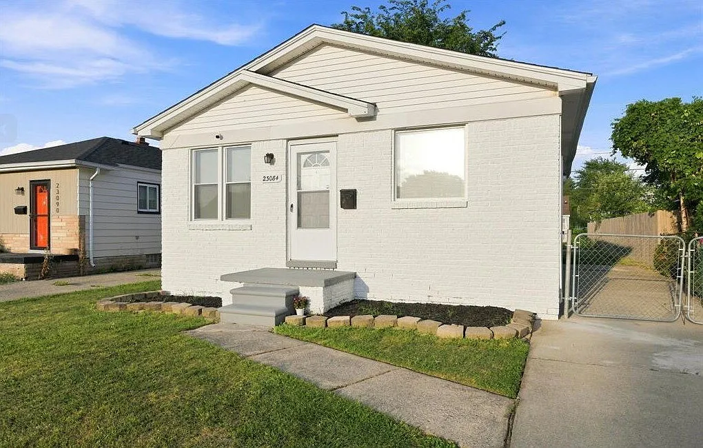 3 bed, 1.0 bath, 912 sqft, $1,495 — Photo 1