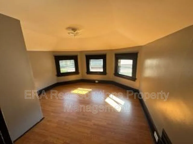 Building Photo - 3571 Vine St #3