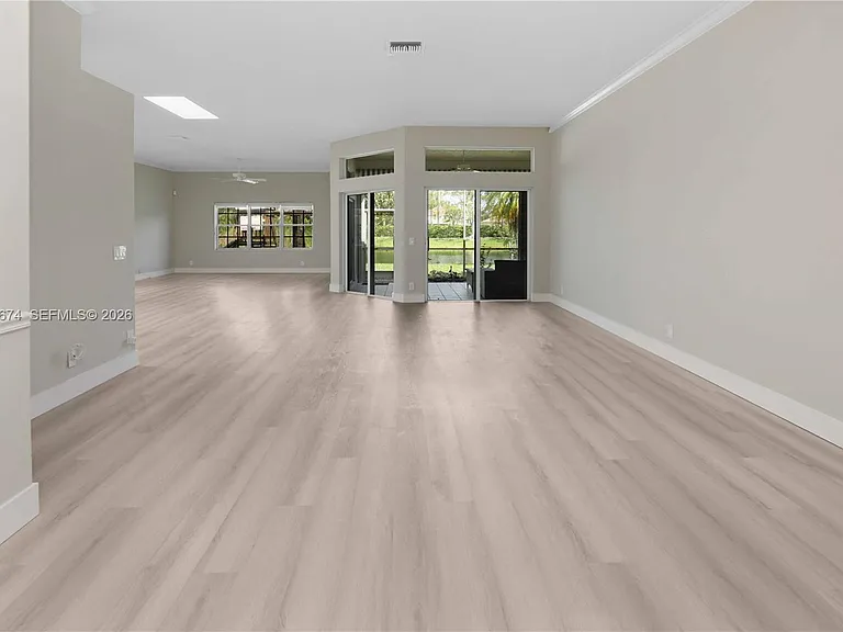 4022 Pinewood Ln — Photo 9