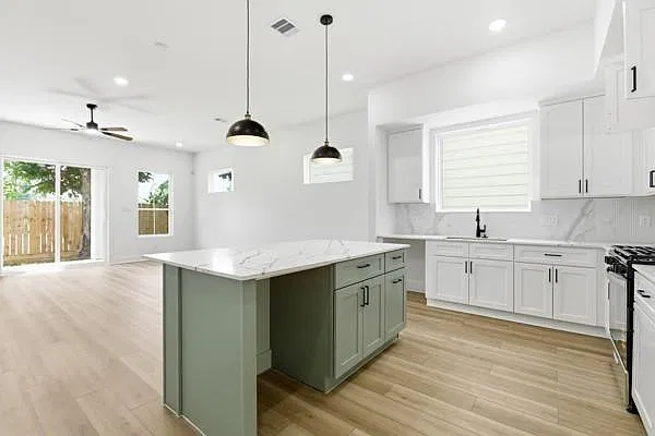 3 bed, 3.5 bath, 2092 sqft, $2,450 — Photo 1