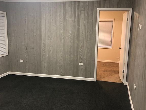 Spacious Livingroom! Overhead lighting!