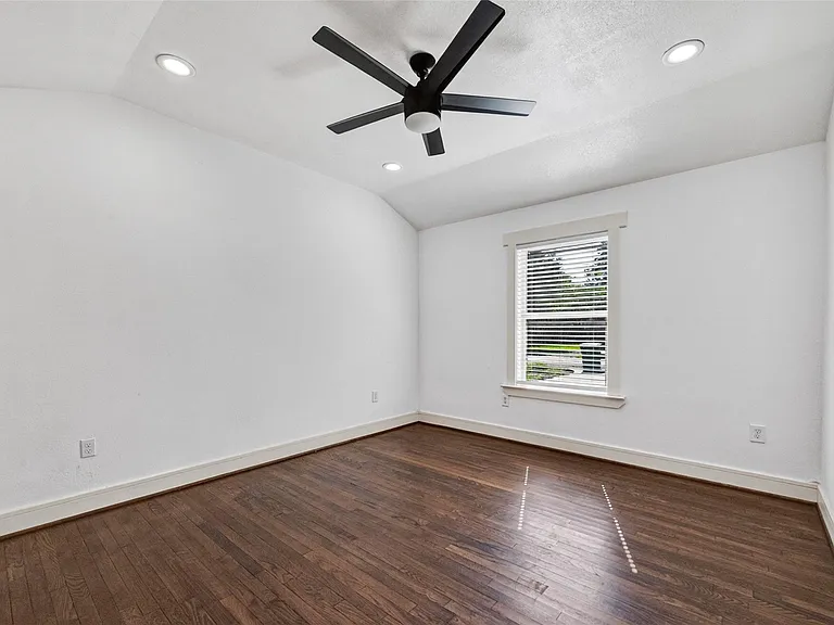 7030 Sidney St — Photo 21