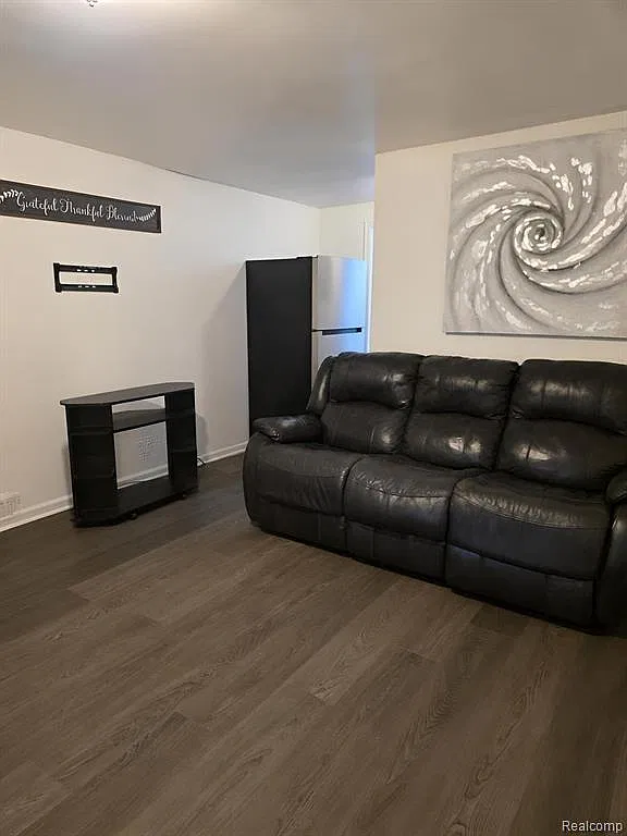 2 bed, 700 sqft, $1,200 — Photo 2