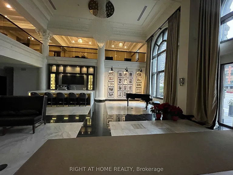 118 King St E #1015 — Photo 5