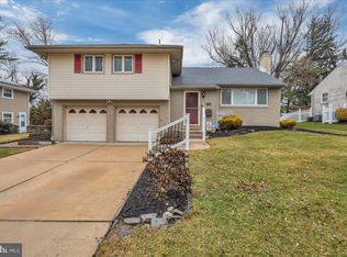 114 Weather Vane Dr, Cherry Hill, NJ 08002