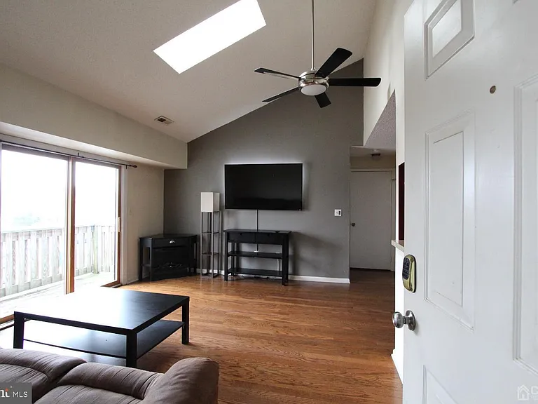 5015 Ravens Crest Dr — Photo 4