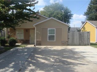 1430 S B St, Rogers, AR 72756