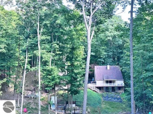 10520 S Dalzell Rd, Traverse City, MI 49684