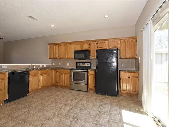 3rd image of 7815 NW 122nd St
