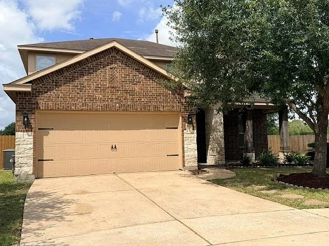 4 bed, 2.5 bath, 2439 sqft, $2,500 — Photo 2