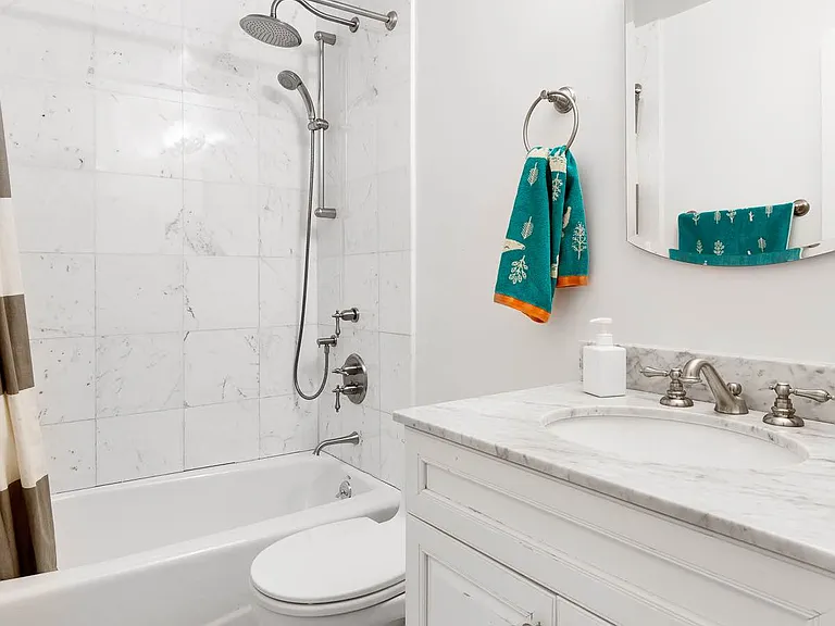 439 Henry St #1C — Photo 9