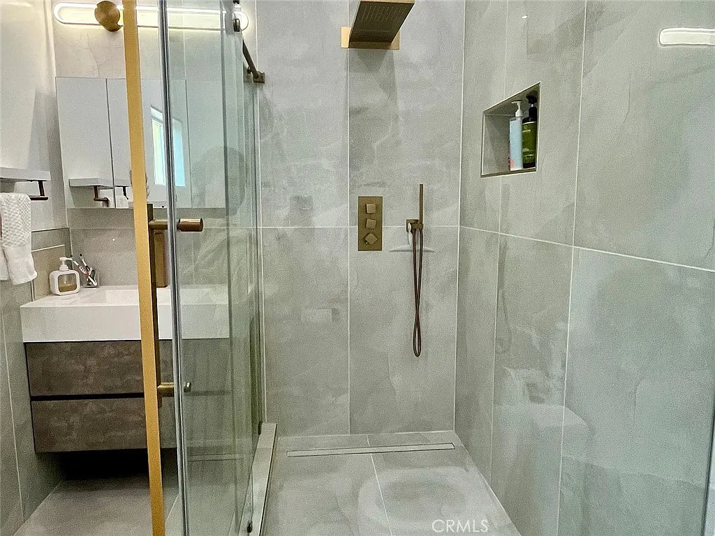 2 bed, 747 sqft, $3,750 — Photo 3