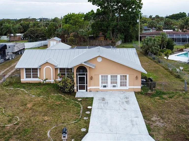 706 Arianne Ct — Photo 1