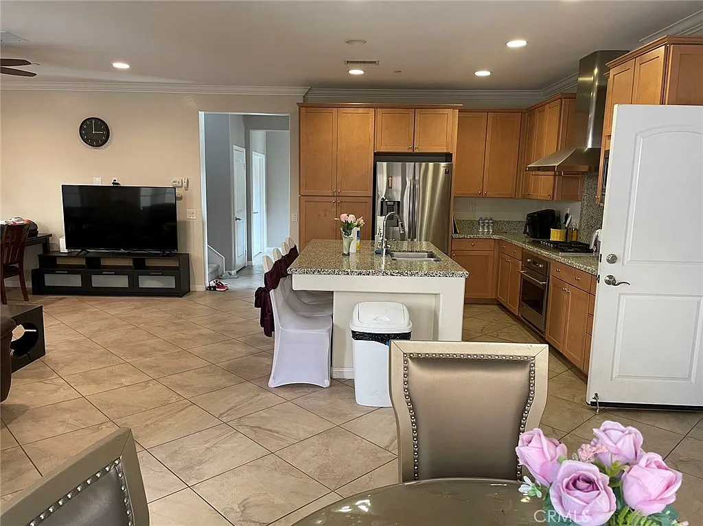 5 bed, 2413 sqft, $7,600 — Photo 4