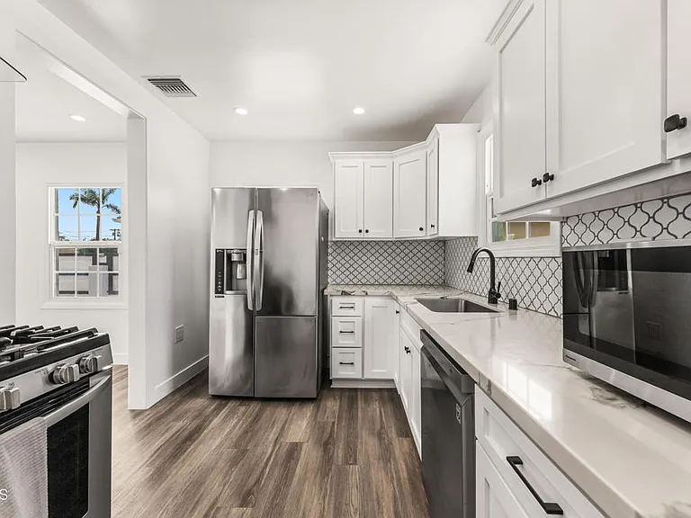 7637 Radford Ave — Photo 2