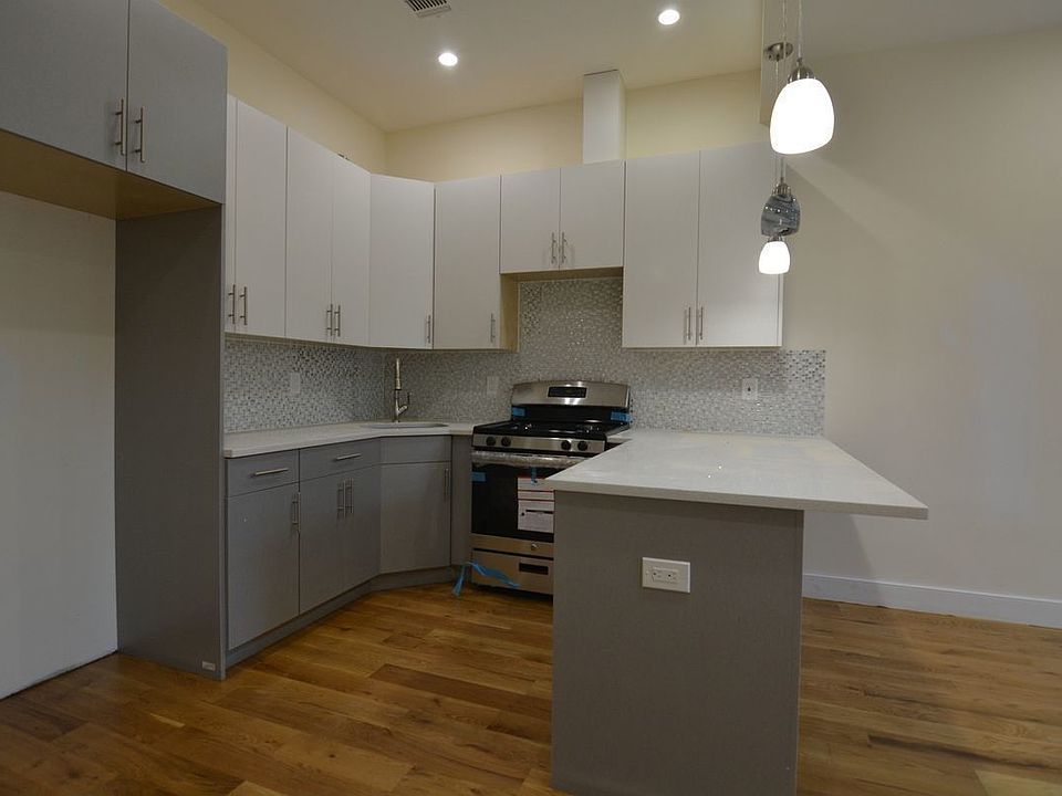 1st image of 744A Willoughby Ave #2C