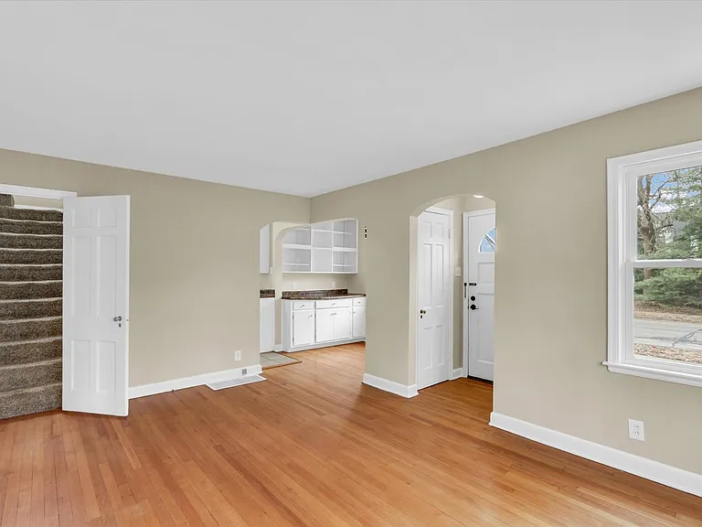 502 E Washington St — Photo 10