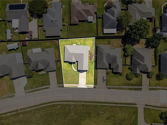 4th image of 5221 Bluebird Ln