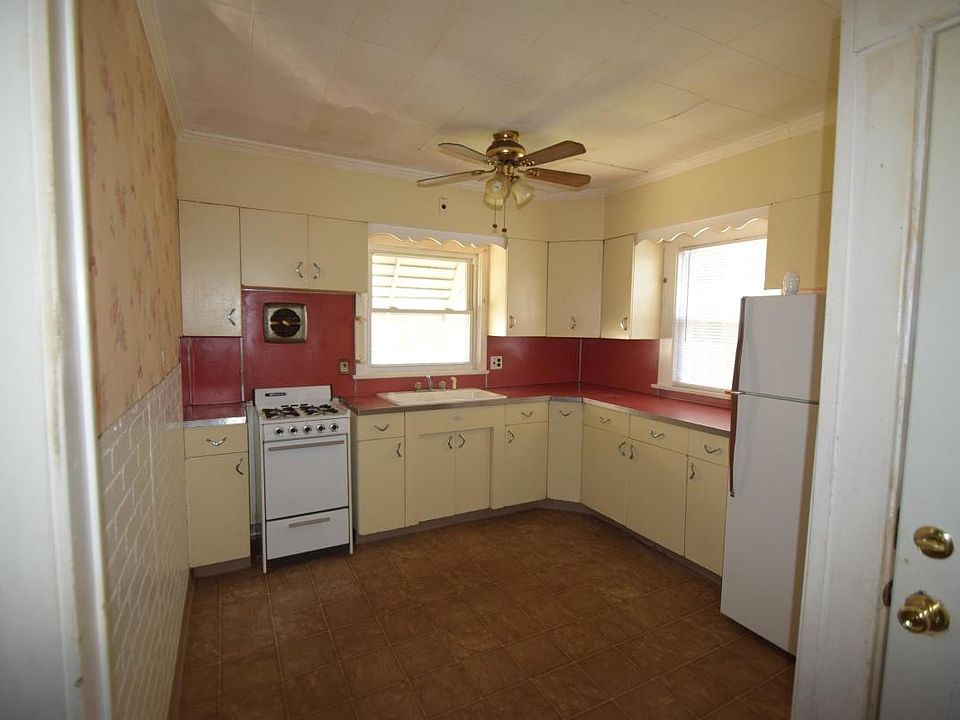2nd image of 11 Bardin St #11