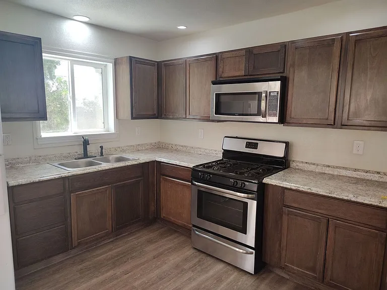 5614 Euclid Ave NE — Photo 4