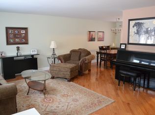 915 Dearborn Cir, Carol Stream, IL 60188