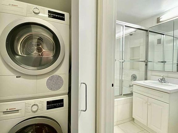 4th image of 200 E 71st St APT 8d