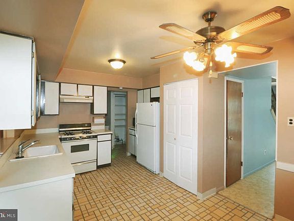 4th image of 3220 Carroll Ct