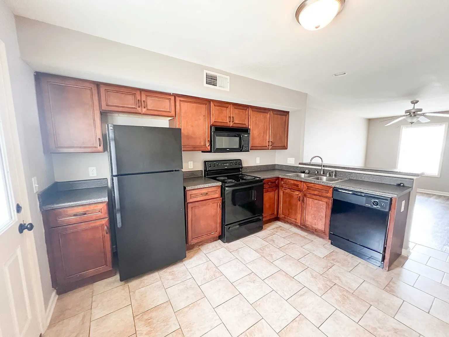 2 bed, 1.5 bath, 1088 sqft, $950 — Photo 4
