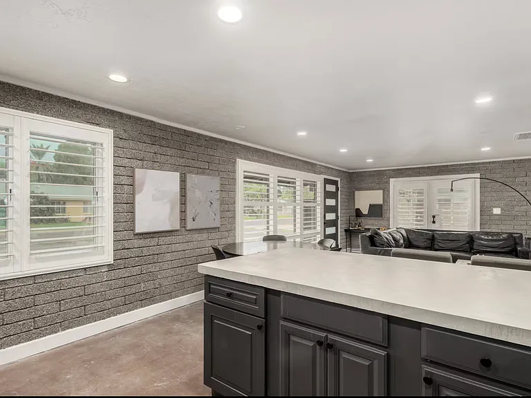 523 W 14th St — Photo 5