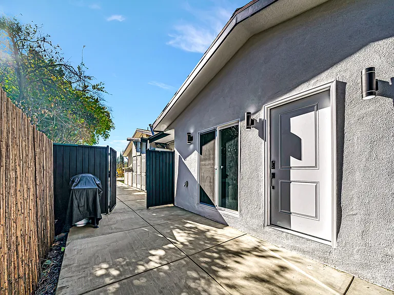 5565 Ostin Ave — Photo 60