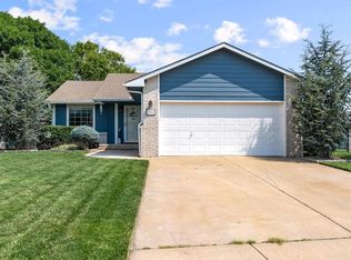118 E Country Walk Ln, Mulvane, KS 67110