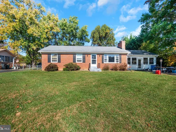 5 Broken Arrow Rd, Round Hill, VA 20141